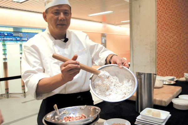 Chef Bing Yao Qu shows cooking skills at St. James campus on Nov. 26. Photo: Dora Liu/The Dialog