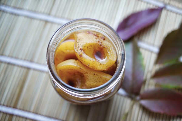 Preserved pears in syrup