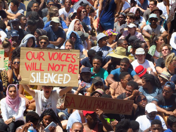 Mass meeting of students on Jammie Plaza, University of Cape Town Upper Campus on 22 October 2015. Photo by Tony Carr (CC BY-NC 2.0)