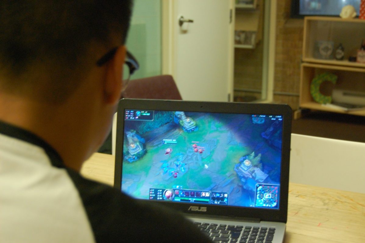 Kyle Chan, Coordinator of the League of Legends club, immersed in the game. Photo: Herman Young